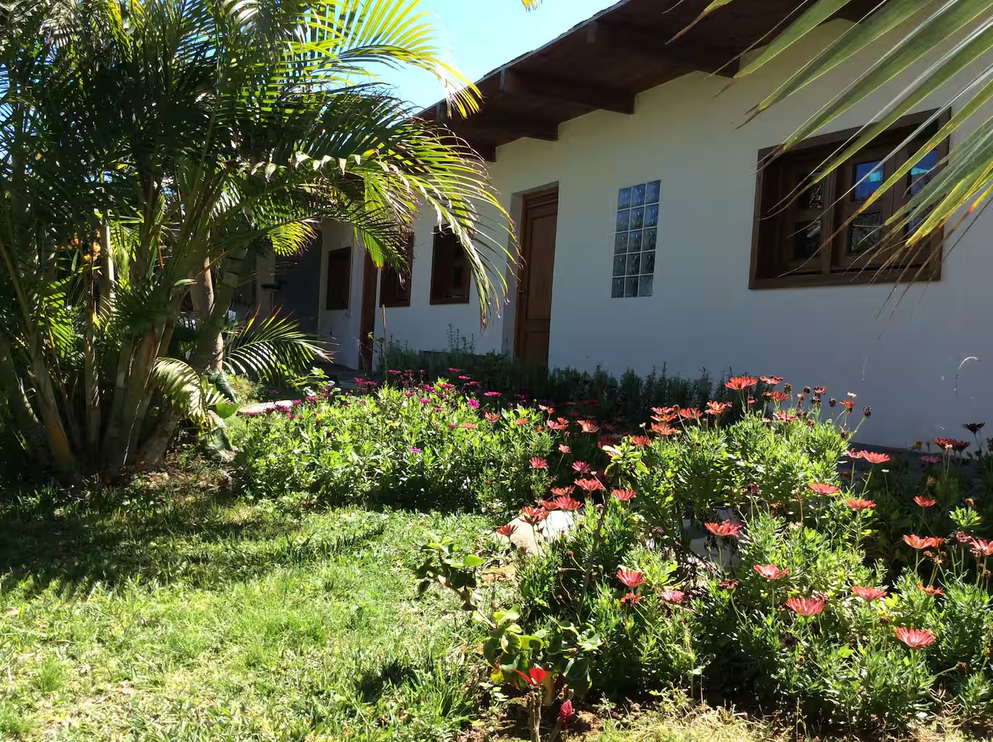 Fachada con flores